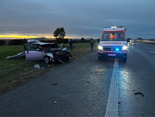 Wypadek na 270 km autostrady A4 w kierunku Katowic. Pojazd uderzył w bariery