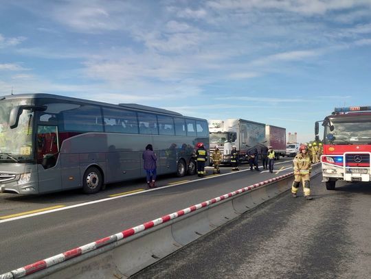 Wypadek na autostradzie A4. Ciężarówka uderzyła w autobus wiozący dzieci