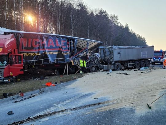 Wypadek na autostradzie A4. Zderzenie dwóch tirów. Jedna osoba ranna