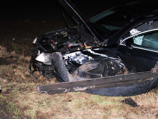 Wypadek na DW 409. Pijany kierowca BMW zderzył się czołowo z volkswagenem