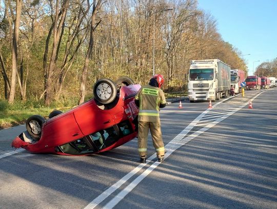 Wypadek na Toszeckiej w Strzelcach Opolskich. Samochód dachował i się zapalił