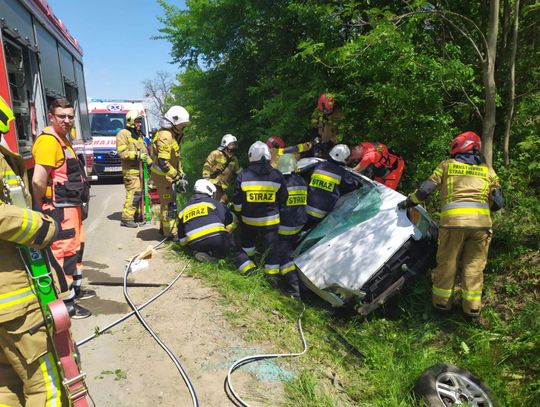 Wypadek na trasie Dolna - Strzelce Opolskie. Strażacy wydobywali 77-latka z auta