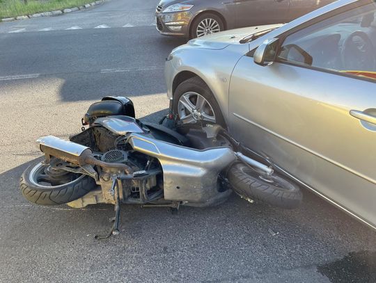 Wypadek w centrum Zawadzkiego! Kierujący skuterem uderzył w samochód osobowy