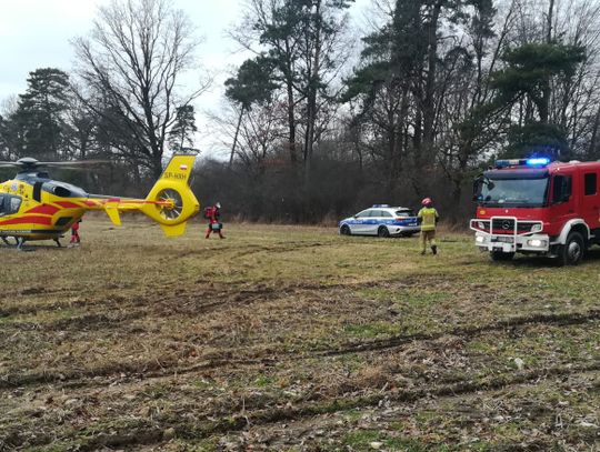 Wypadek w Dziewkowicach! Na mężczyznę spadło drzewo. Na miejscu lądował śmigłowiec LPR 