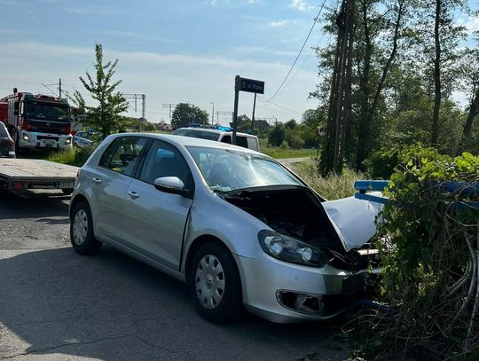 Wypadek w Fosowskiem. Samochód uderzył w barierki na moście nad Małą Panwią