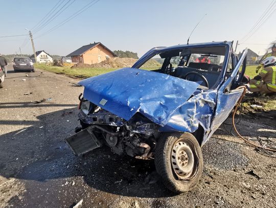 Wypadek w Kadłubie. Dwie osoby ranne w zderzeniu fiata z toyotą