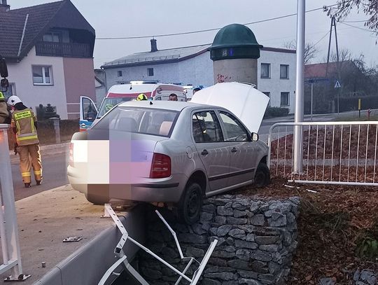 Wypadek w Leśnicy. Auto osobowe potrąciło pieszego, a potem zawisło na mostku