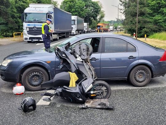 Wypadek w Strzelcach Opolskich. Kierowca skutera ranny po zderzeniu z fordem