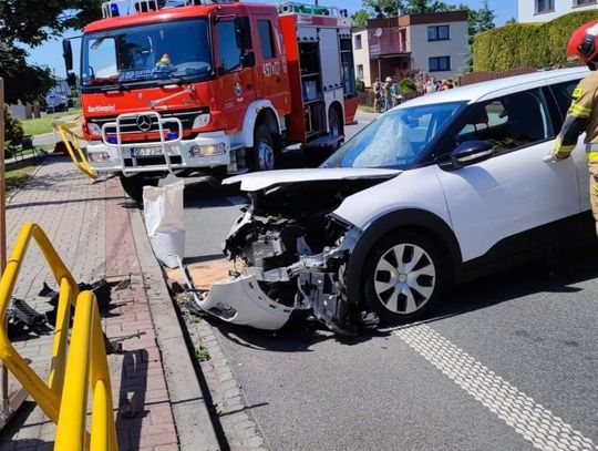 Wypadek w Suchej. 51-latka zasnęła za kierownicą i rozbiła citroena o bariery