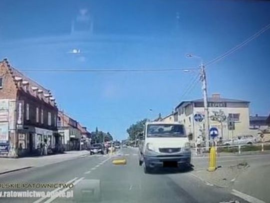 Wypadek w Zawadzkiem. 22-letni pieszy potrącony przez renault. Jest nagranie