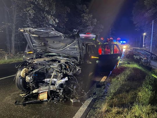 Wypadek w Zawadzkiem. Czołowe zderzenie samochodów. Trzy osoby ranne