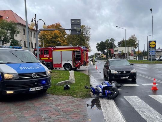 Wypadek w Zawadzkiem. Samochód uderzył w skuter, jedna osoba trafiła do szpitala