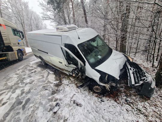 Czołowe zderzenie busa z osobówką. Sprawca nie miał uprawnień