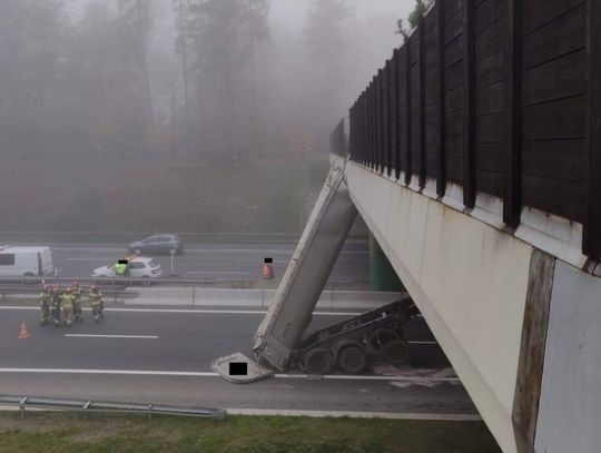Wywrotką zahaczył o wiadukt na autostradzie