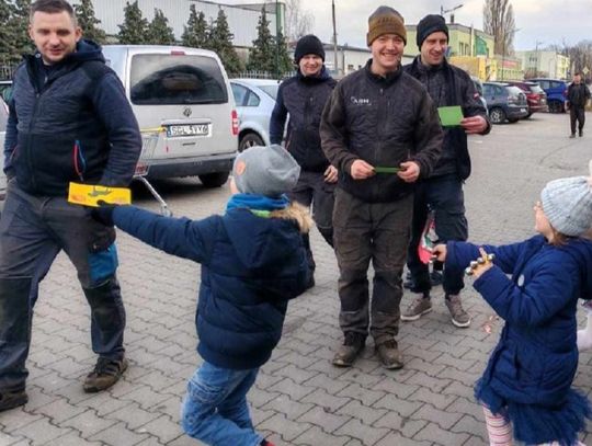 Miły gest strzeleckich przedszkolaków. Wręczali kartki przechodniom