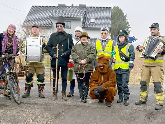 Wodzenie niedźwiedzia w Spóroku. Były śpiewy, tańce i moc dobrej zabawy Wodzenie niedźwiedzia w Spóroku. Były śpiewy, tańce i moc dobrej zabawy