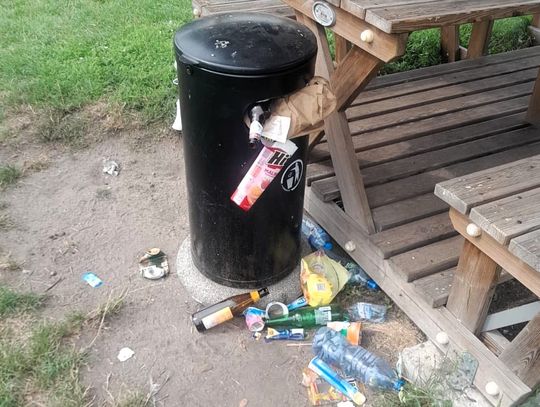 Zabawa jednych, zmartwienie drugich. Mieszkańcy strzeleckich wsi mają dość hałasów i śmieci