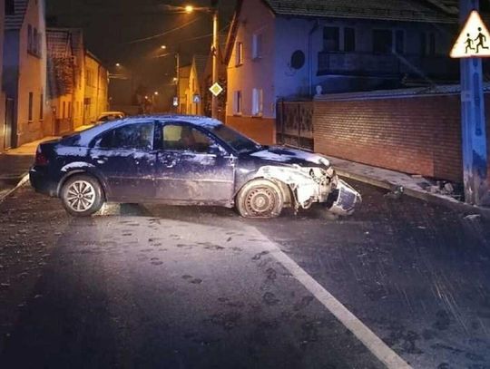 Pijana wsiadła za kierownicę. Jazdę zakończyła na słupie i chciała uciec Pijana wsiadła za kierownicę. Jazdę zakończyła na słupie i chciała uciec