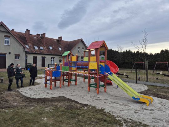 Inwestycje na placach zabaw w gminie Kolonowskie. Skorzystają przedszkolaki