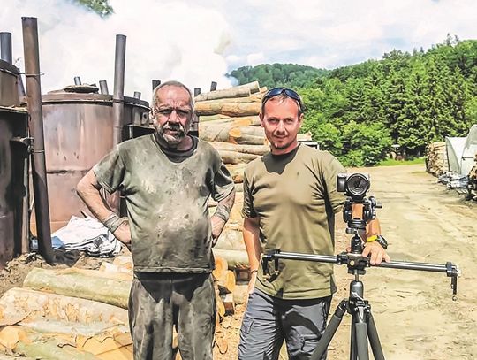 Z kamerą w Bieszczadach. Mieszkaniec Kielczy zrobił film o wymierającym zawodzie węglarza