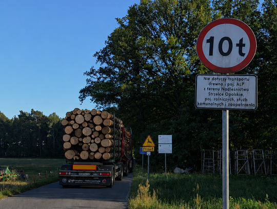 Zakaz jest, ale ciężarówki mają go za nic. "Rozjeżdżają nam wieś"