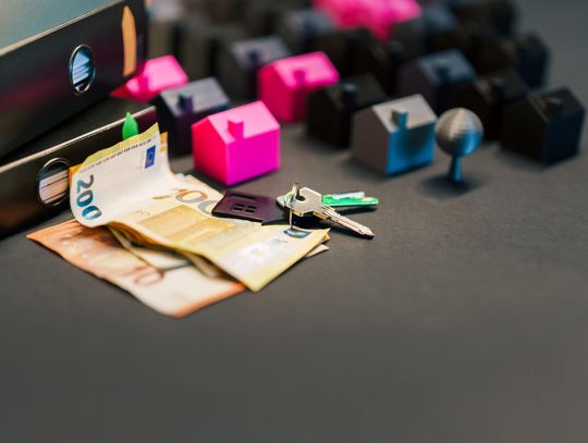 Zakup nieruchomości na firmę – jakie podatki trzeba uwzględnić przed podpisaniem umowy?