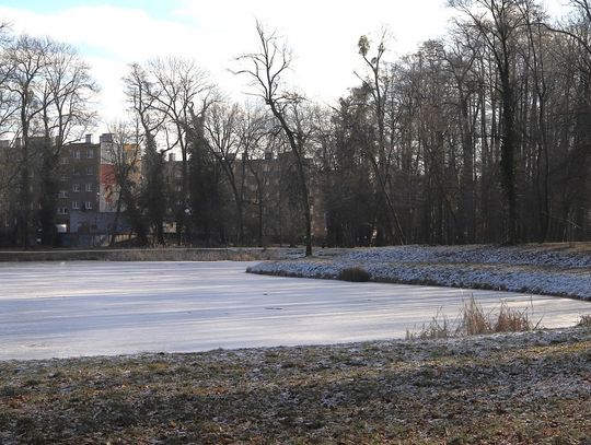 Zamarznięty staw to nie miejsce do zabawy. Służby apelują