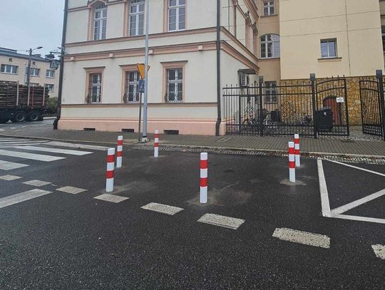 Zapory drogowe w centrum Strzelec Opolskich. Mają poprawić bezpieczeństwo