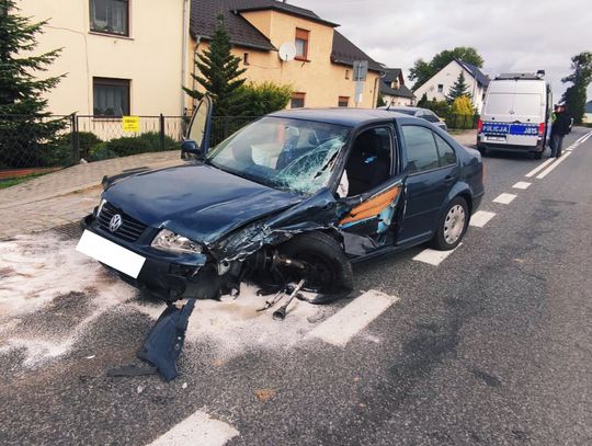 Zasnęła za kierownicą i uderzyła w auto. W samochodzie było też niemowlę