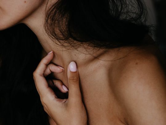 Zastoiny zapalne wokół mieszków włosowych po usuwaniu włosów