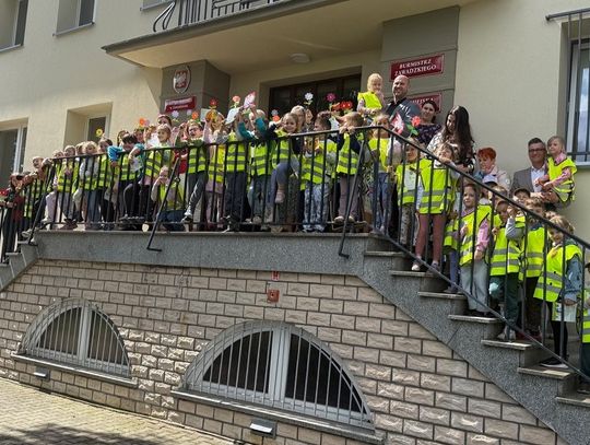 35 lat samorządu. Przedszkolaki i młodzież odwiedzili urząd w Zawadzkiem