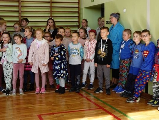 Uczniowie z Kielczy przyszli do szkoły w piżamach. Był to wyjątkowy gest