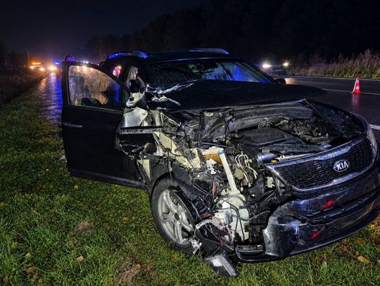 Zderzenie ciężarówki i auta osobowego na autostradzie A4