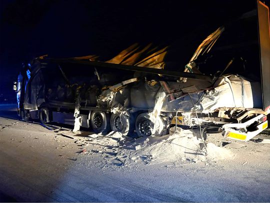 Zderzenie dwóch tirów na trasie A4. Ładunek z jednego wysypał się na drogę