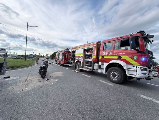 Zderzenie osobówki z motocyklem. Dwie osoby trafiły do szpitala