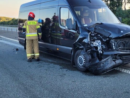 Zderzenie pojazdów na autostradzie A4. Bus wjechał w tył dacii