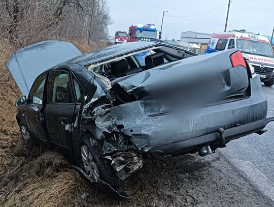 Zderzenie trzech pojazdów w Strzelcach Opolskich. Dwa auta w rowie