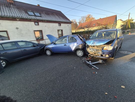 Zderzenie trzech aut w Raszowej. Interweniowały wszystkie służby