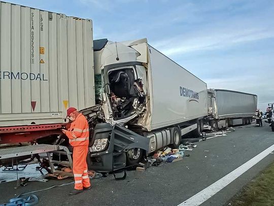 Zderzyły się 4 ciężarówki. Lądował helikopter