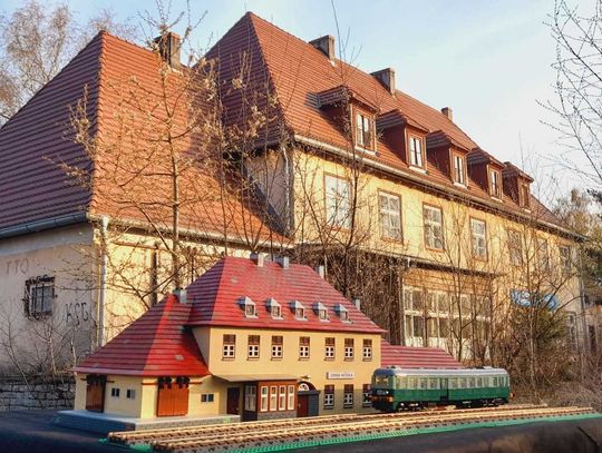 Zimna Wódka z klocków Lego stanęła obok oryginału. Model powstał kilka lat temu