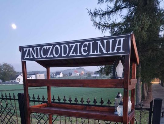 Na cmentarzu w Jaryszowie znicze się nie marnują. Stanęła tutaj zniczodzielnia