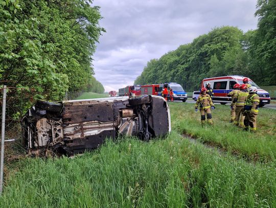 Groźne dachowanie na autostradzie A4. Służby apelują o ostrożność