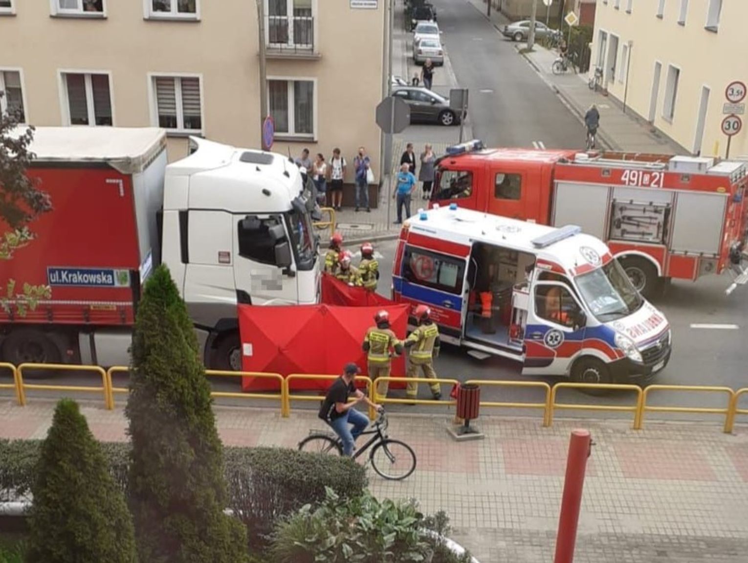 Śmiertelny wypadek w Strzelcach Opolskich. Ofiara jechała po pasach rowerem?