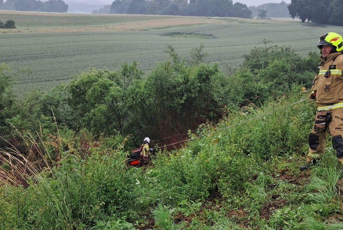 Samochód spadł z 20-metrowej skarpy w Górze św. Anny. Podróżował nim 80-latek