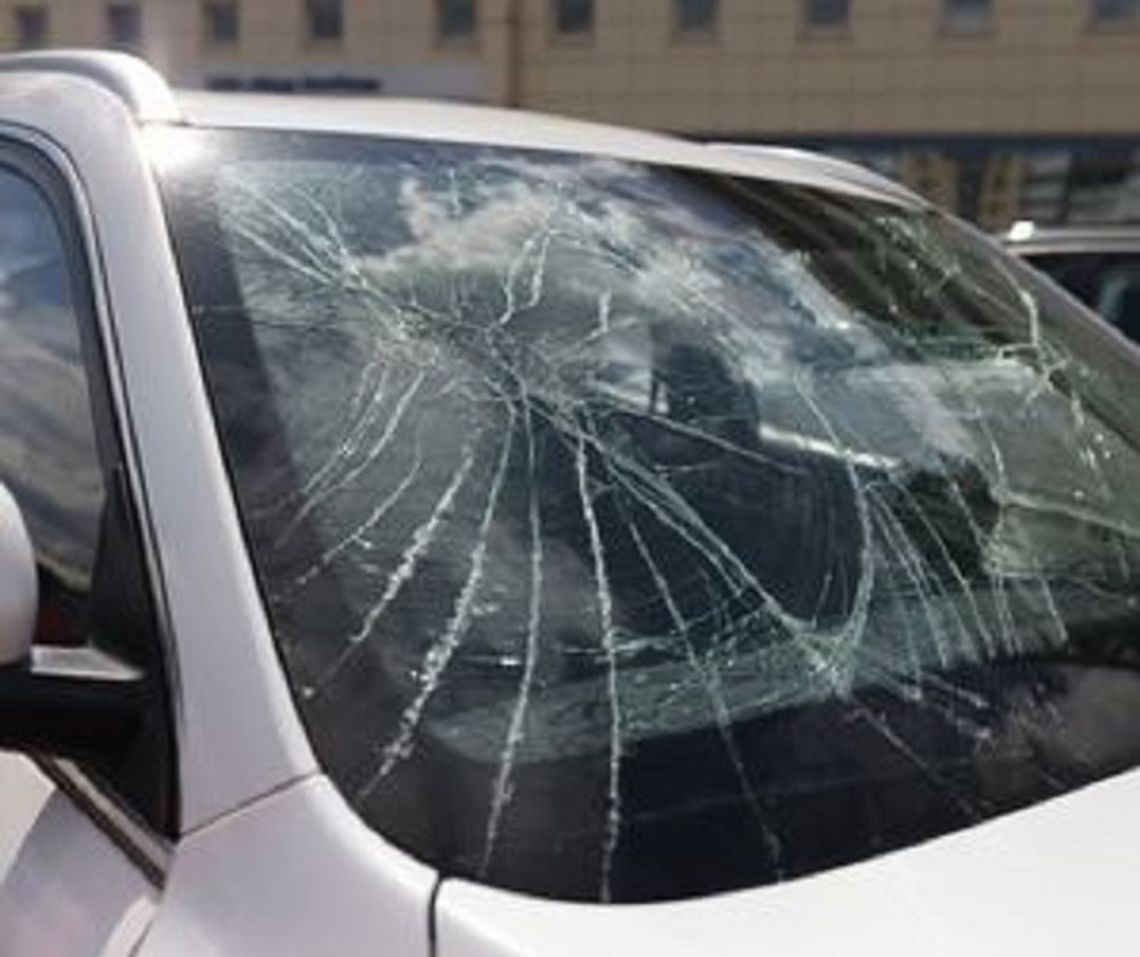 23-letni wandal rzucał betonowymi płytami w auta. Do tego dopuścił się kradzieży