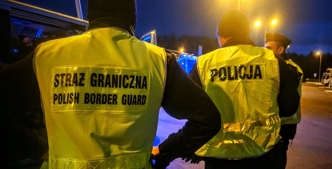 Policjanci i oficerowie Straży Granicznej