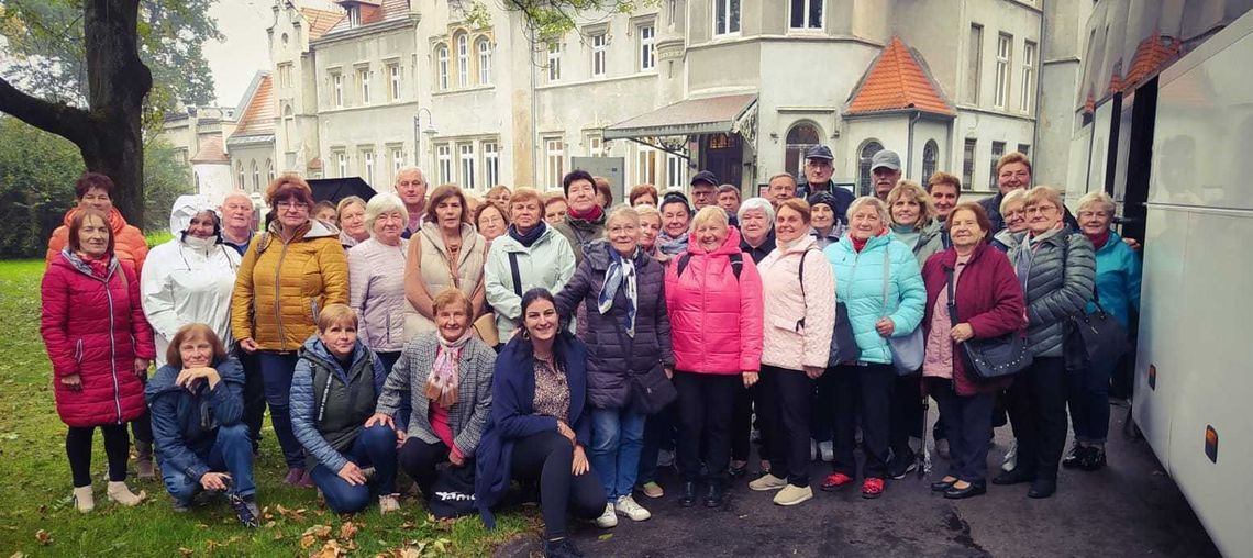 Seniorzy z gminy Ujazd na wycieczce. Odwiedzili urokliwy pałac i nie tylko