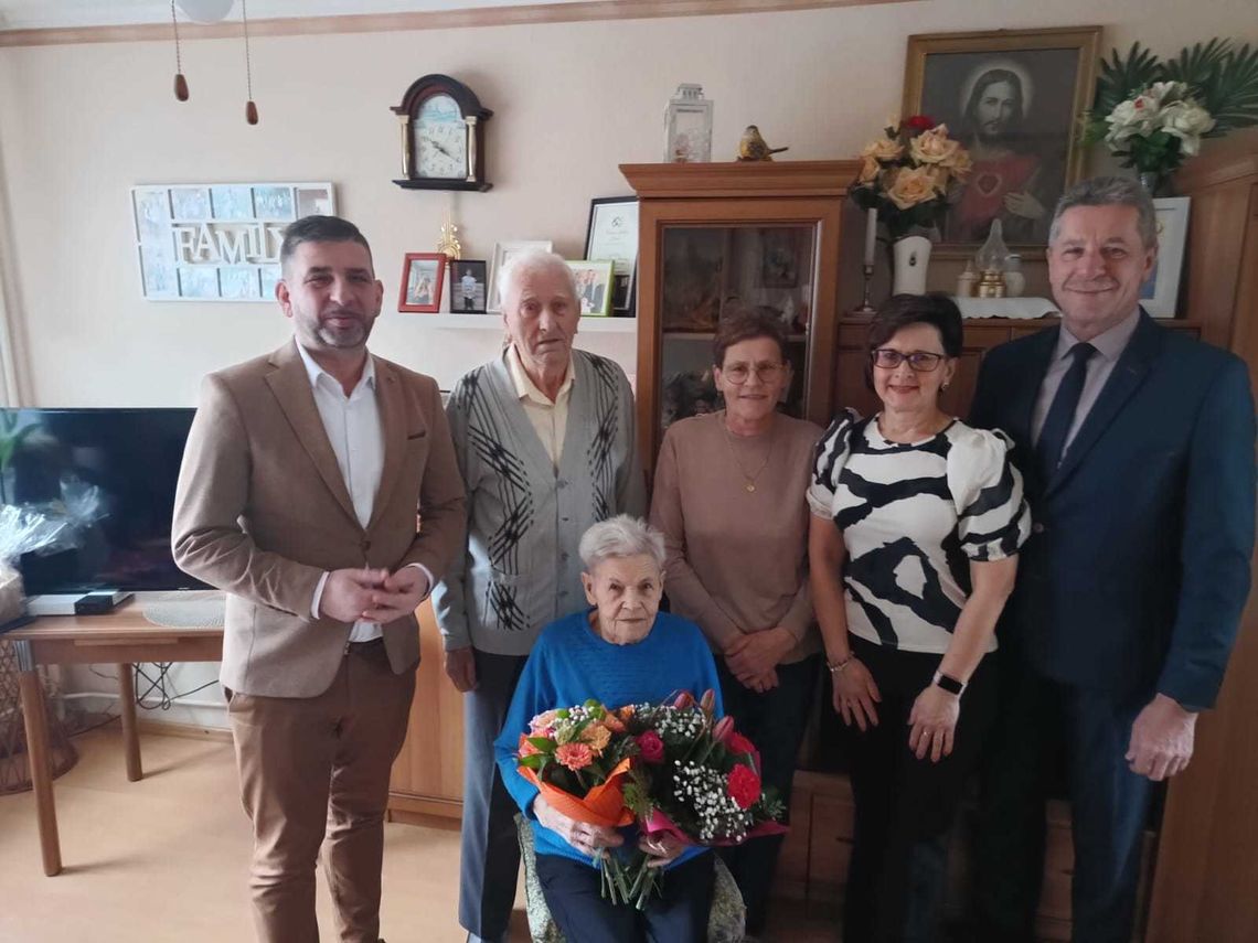 Serdeczności dla mieszkanki Zawadzkiego. Pani Wiesława obchodziła 90. urodziny