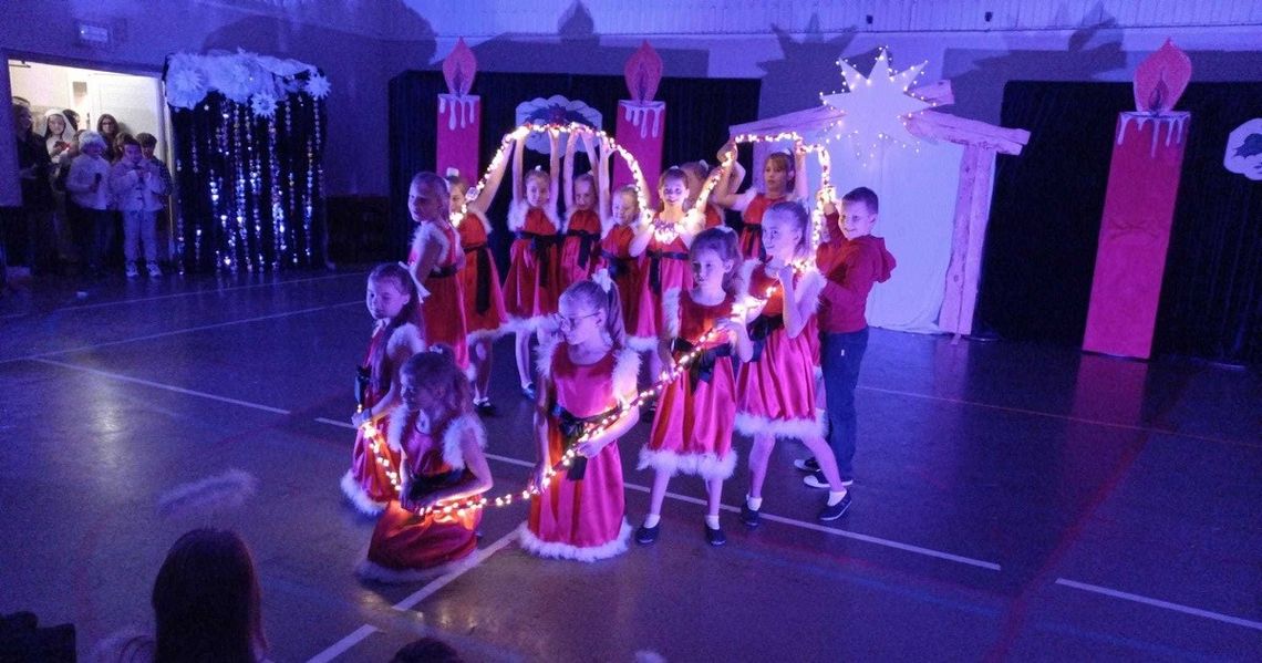 Świąteczny klimat w szkole w Jemielnicy. Zorganizowano tu nastrojowy jarmark