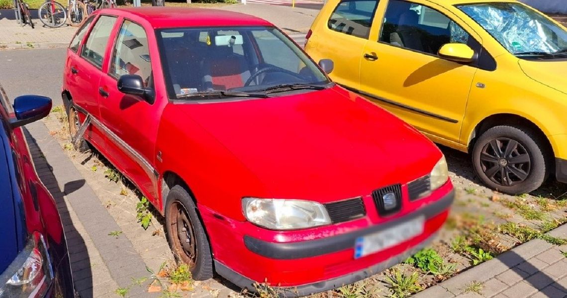 Porzucone auta zajmują parkingi. Urzędnicy i policja walczą z problemem